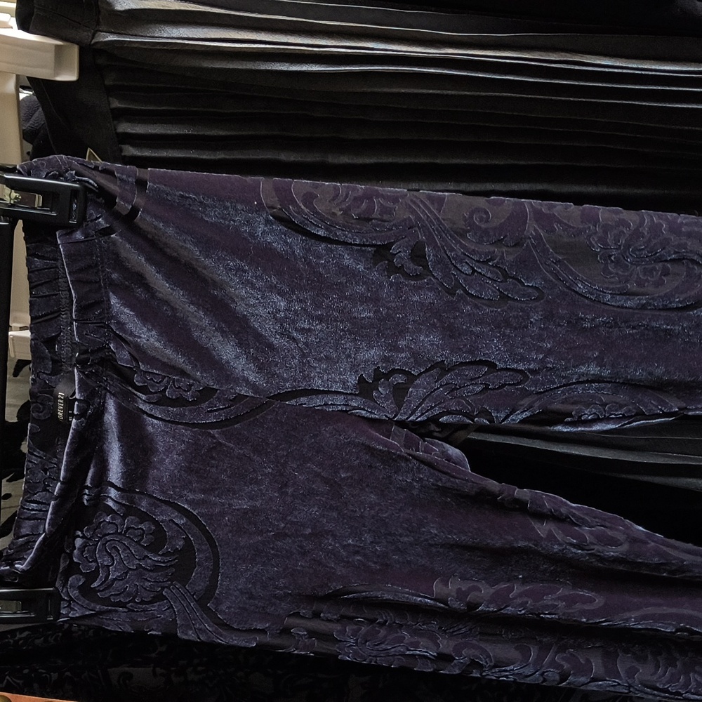 Forever 21 Velvet Vintage Design